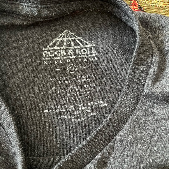 Official Rock and Roll Hall of Fame tee 🤘🎼☠️🎸 - Picture 3 of 4